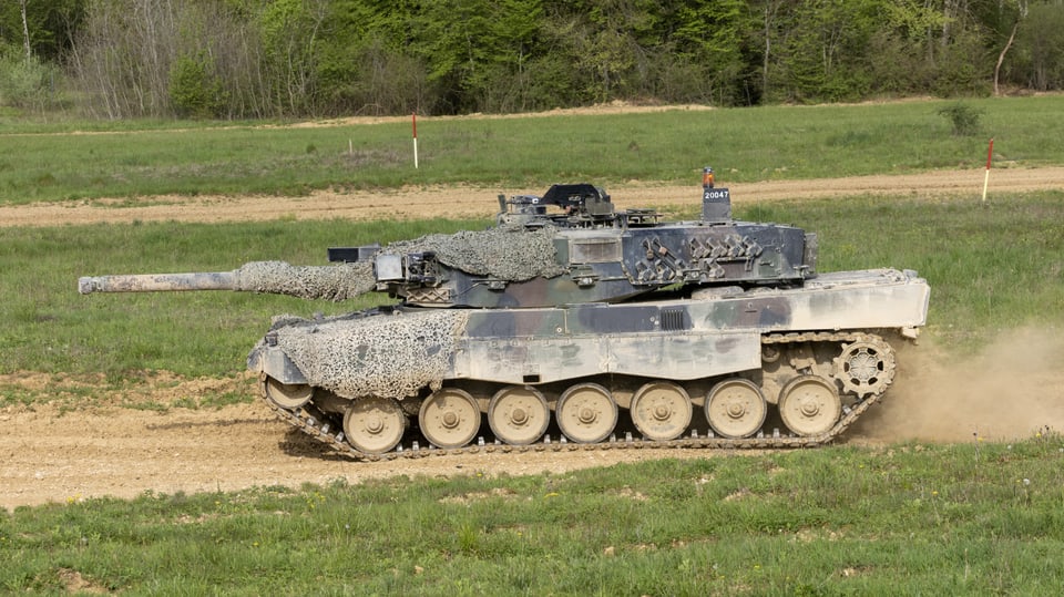Ein Leopard-2-Panzer bei einer Übung der Schweizer Armee in Bure.
