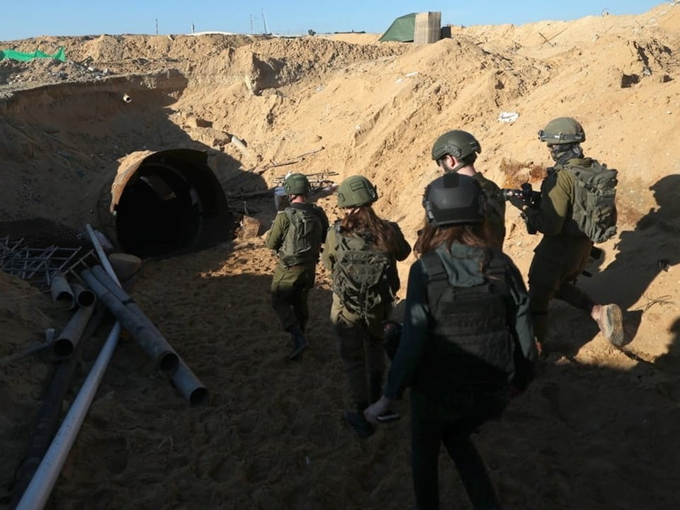 Soldaten stehen vor einem Tunnel im Gazastreifen.