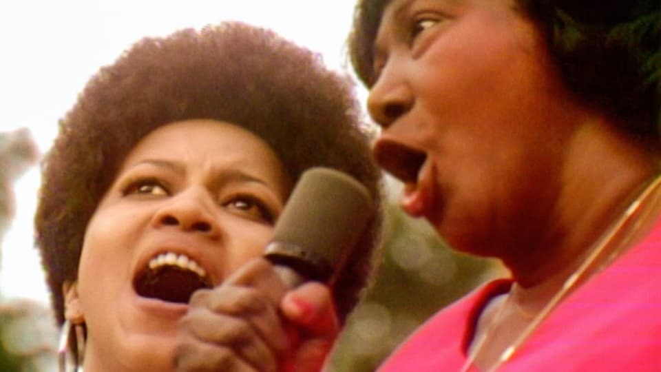 Zwei schwarze Frauen singen