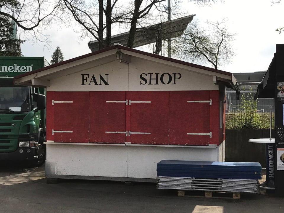 Fanshop mit geschlossenen Läden