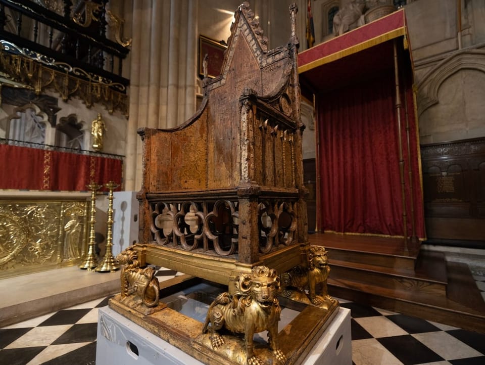Der britische Holzthron steht in der Westminster Abbey