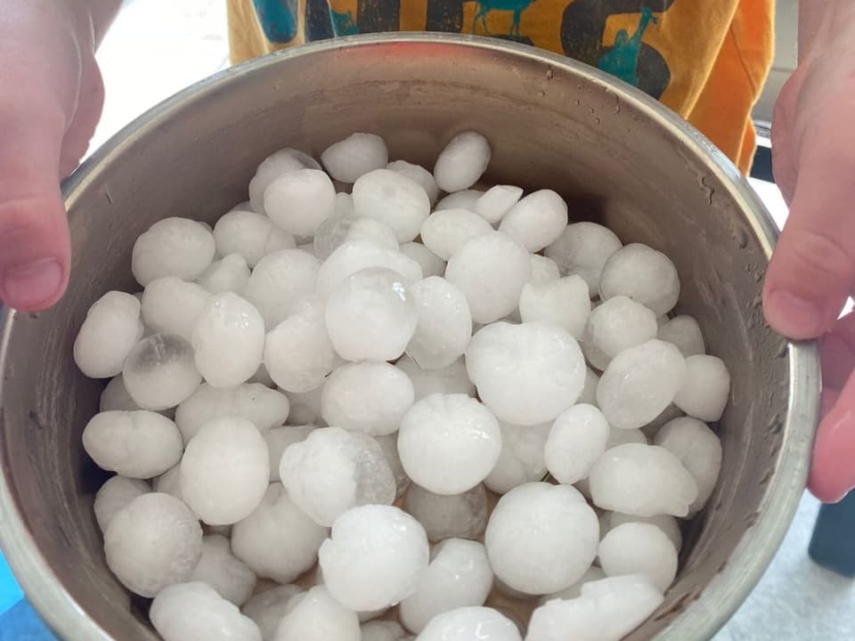 Ein Kübel voll mit Hagel