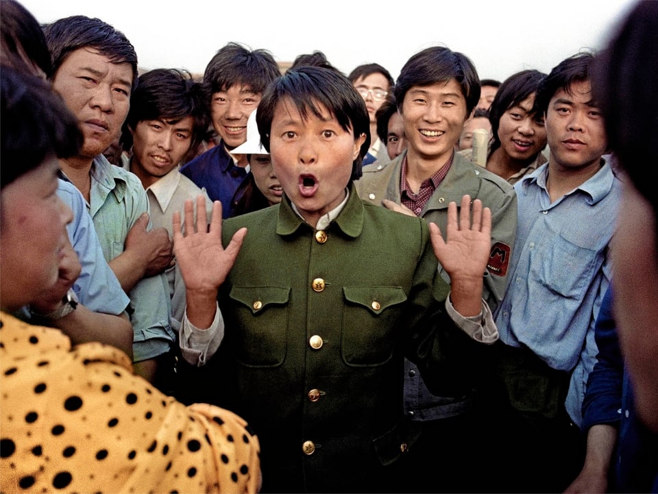 Auch dieses Bild beschreibt die Atmosphäre im frühen Juni 1989 in Peking: «Die singende Polizistin». In der angespannten Situation kurz vor dem Gewaltsausbruch kam es zu «freundschaftlichen» Gesten zwischen Zivilisten und den Soldaten und Polizisten.
