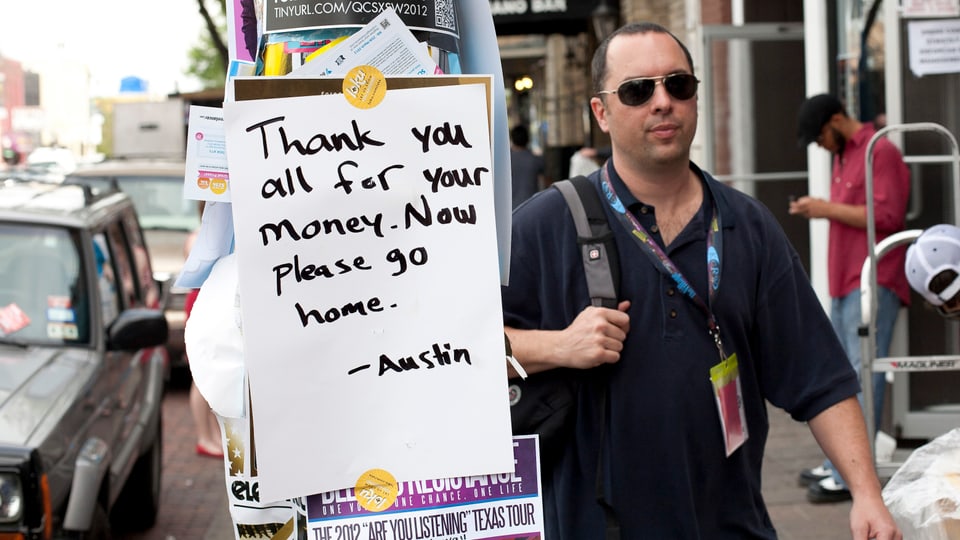 Plakat mit dem Text: "Thank you all for your money. Now please go home. -Austin"