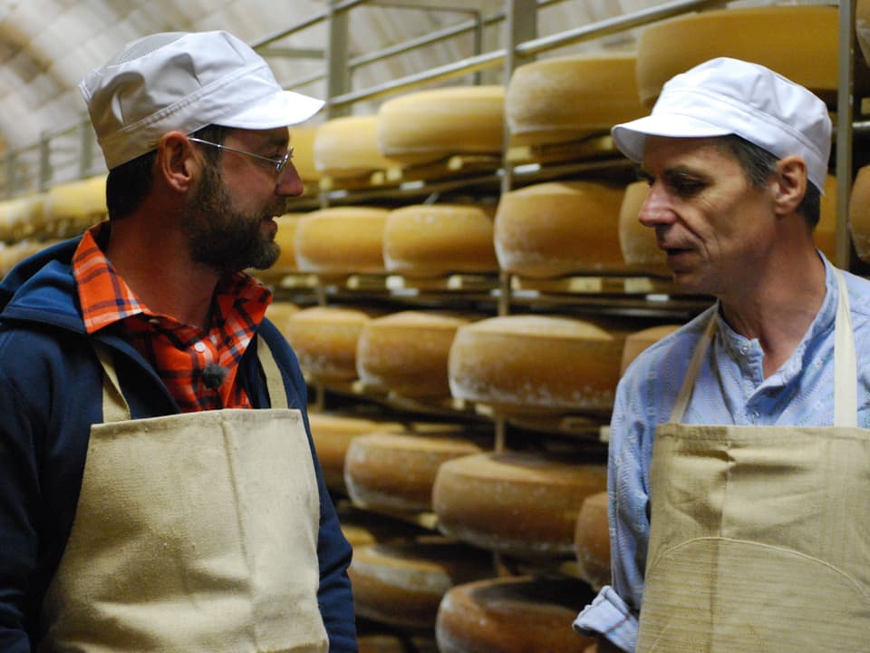 Nik Hartmann unterhält sich im Käselager mit Käser. 