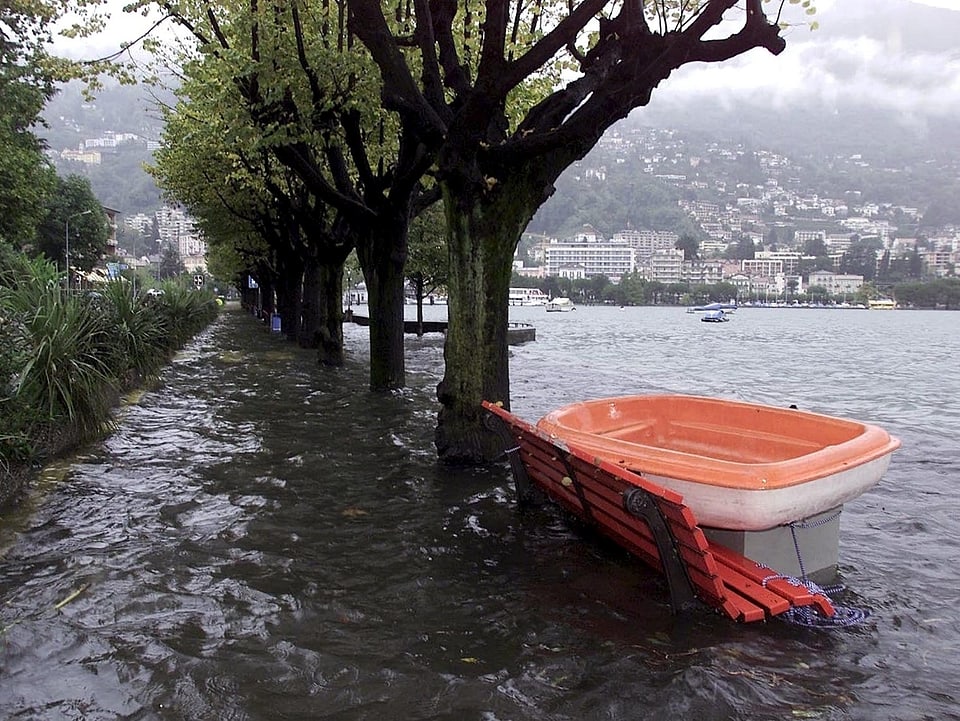Überschwemmtes Ufer am Lago Maggiore.