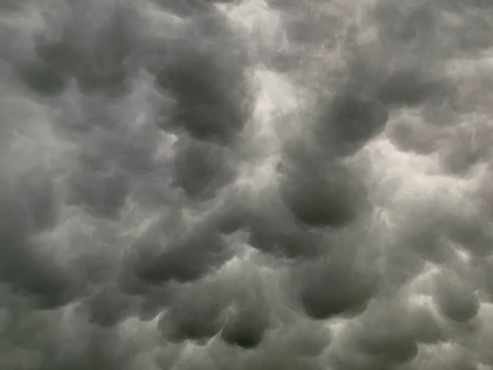 Dunkle Wolken mit beutelförmigen Ausstülpungen an der Unterseite