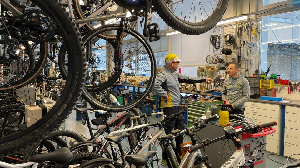 Zwei Männer in einem Velogeschäft.