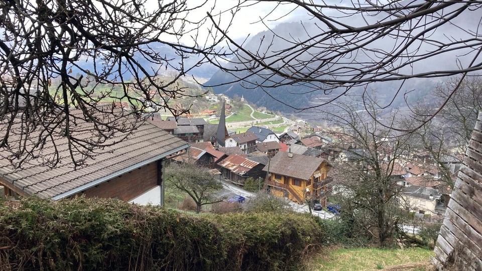 Blick von oben auf das Walliser Dorf Vex
