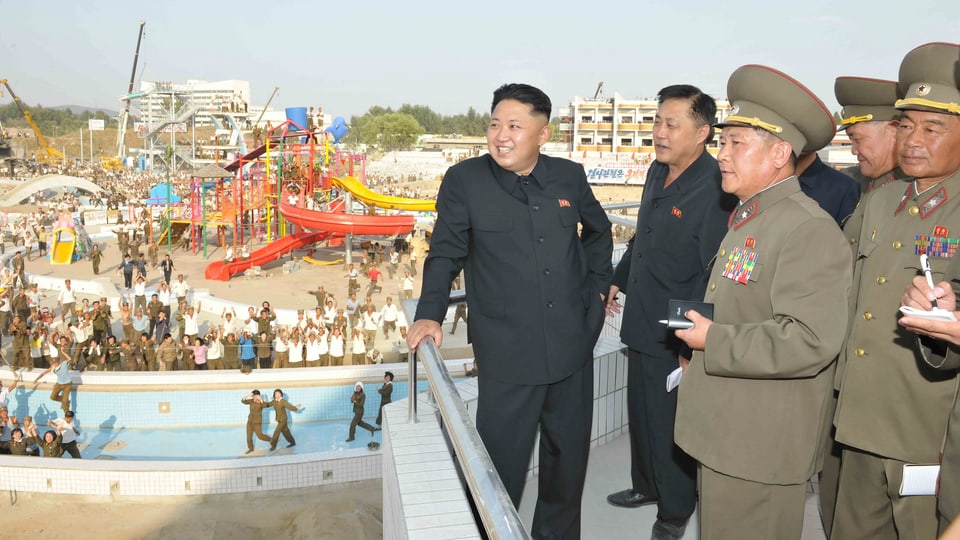Kim Jong-Un mit Militärs während der Besichtigung des Wasserparks.