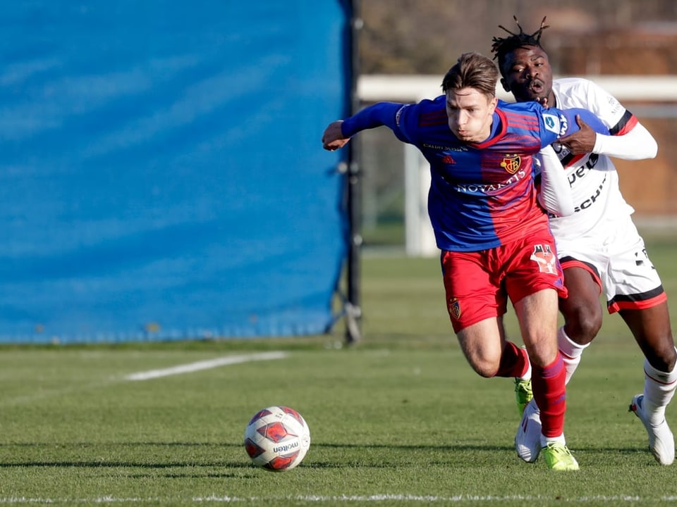 Schlägt er wie gewünscht ein? FCB-Neuzugang Noah Katterbach im Testspiel gegen Xamax.