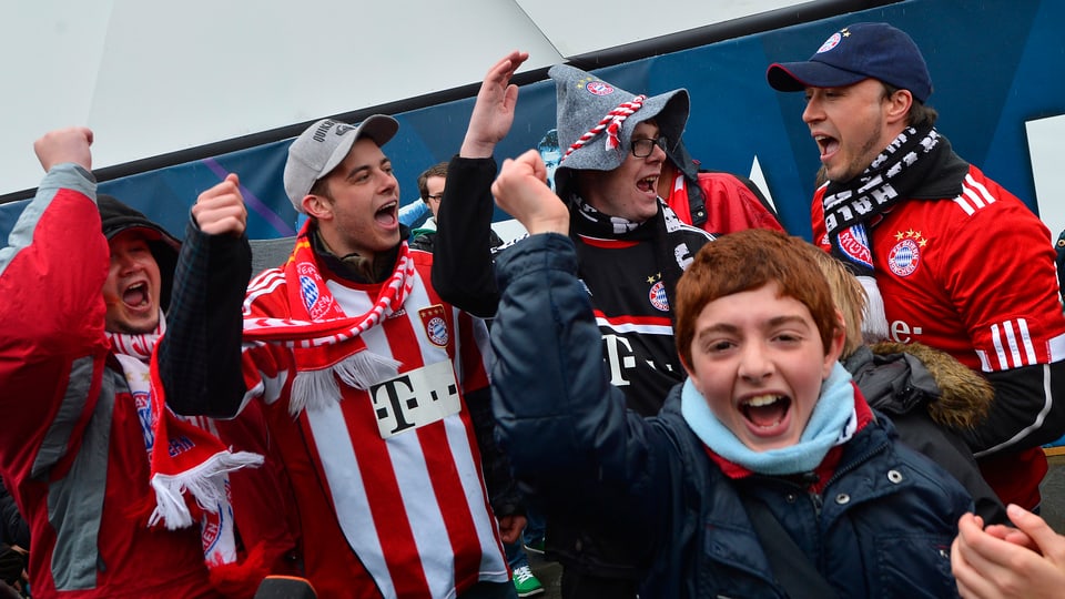 Die Bayern-Fans sind schon Stunden vor dem Anpfiff in bester Feierlaune.