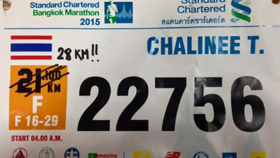 Die Startnummer einer Läuferin des Bangkok-Halbmarathons.