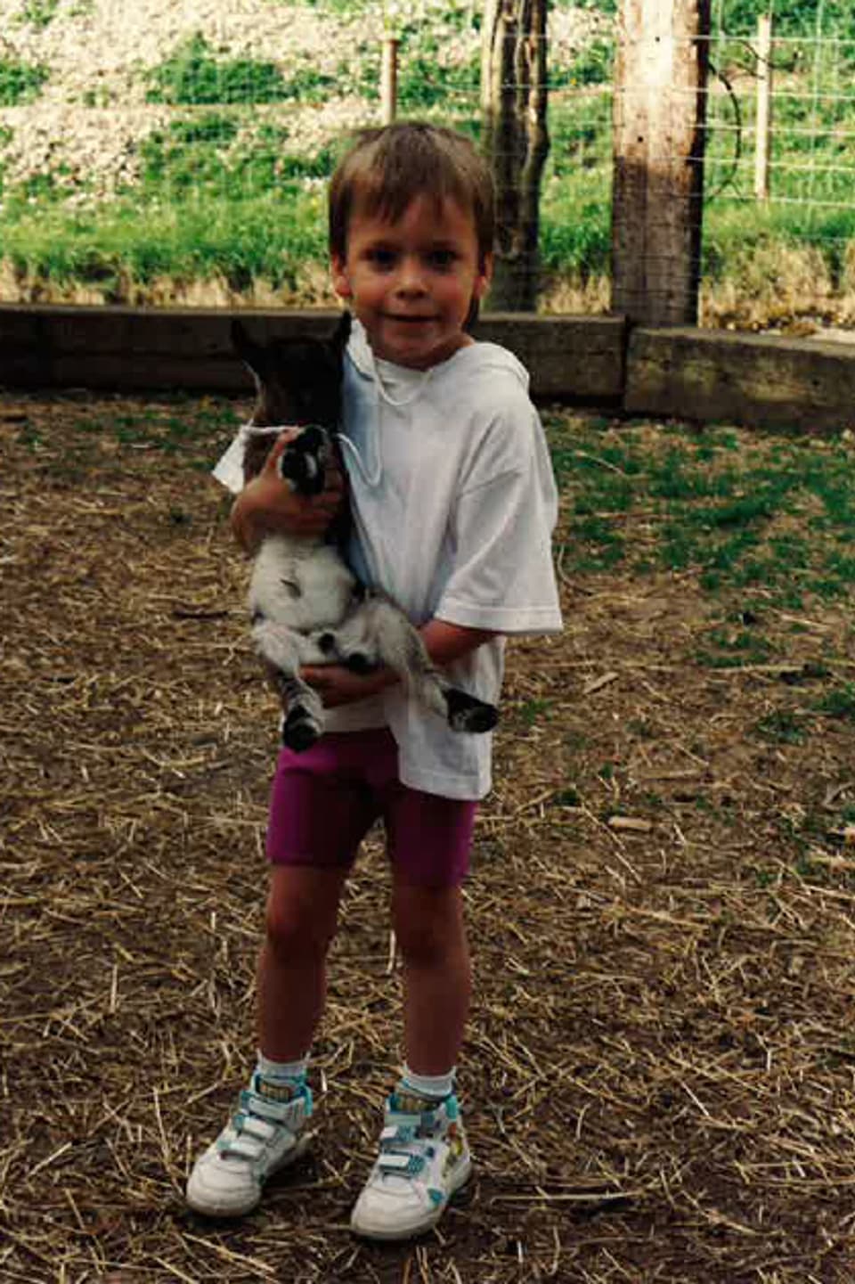 Ich bin zwar nicht auf einem Bauernhof aufgewachsen, aber wir hatten trotzdem einen halben Zoo zu Hause. Hunde, Katzen, Kanninchen und Zwergziegen. Das war meine: Selmo. Wie ich auf den Namen gekommen bin? Keine Ahnung.