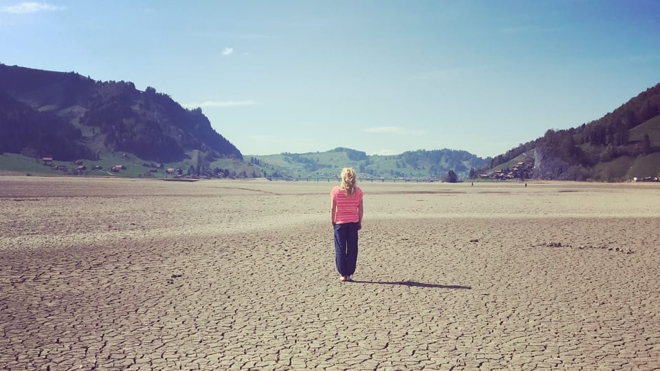Wüsten-Feeling am 18. April 2020 Eine Frau steht auf einem ausgetrockneten Boden eine Sees.