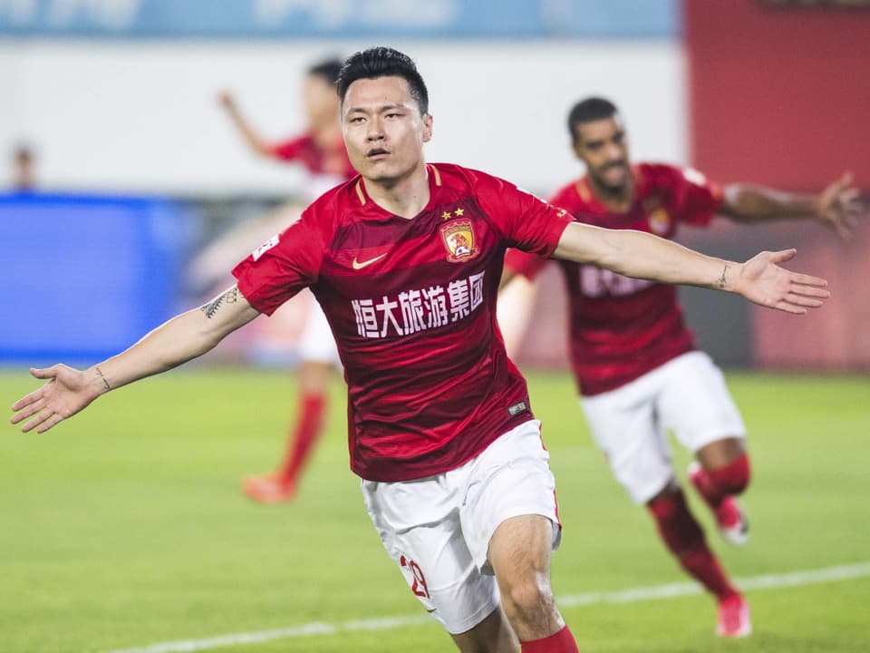 Chinesische Spieler rennen jubelnd übers Feld.