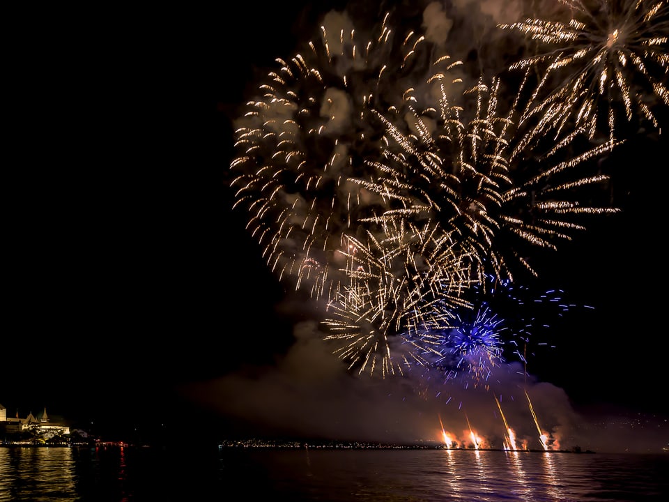 Feuerwerk über dem See.