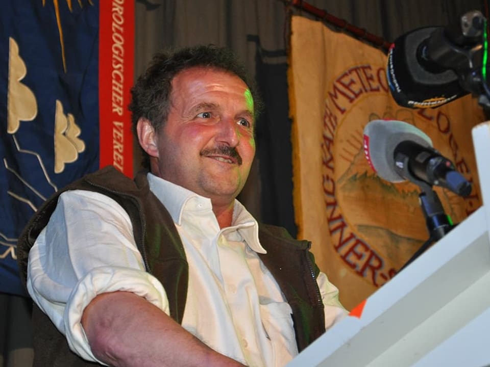 «Tobel Kari» Karl Laimbacher Ein Mann an einem Rednerpult.