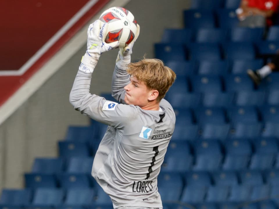 FCL-Goalie Pascal Loretz hält einen Ball.