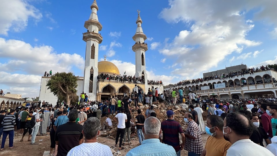 Eine grosse Menschenmenge vor einer Moschee mit zwei Türmen