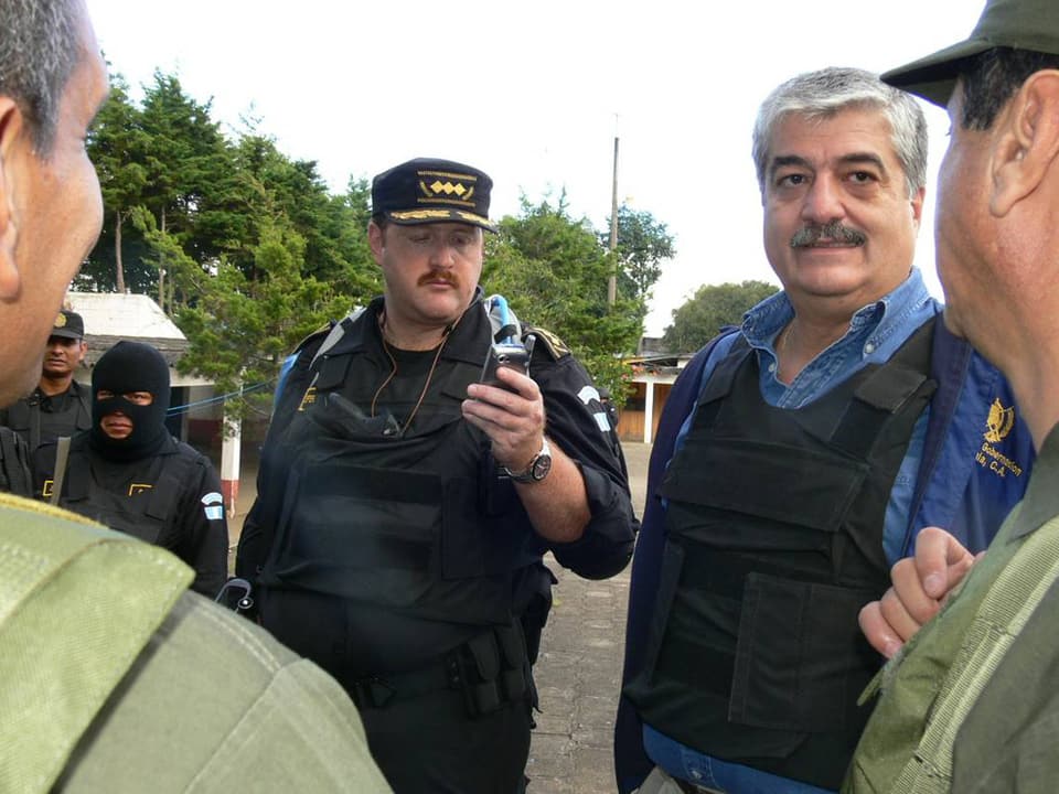 Erwin Sperisen und der guatemaltekische Innenminister Carlos Vielmann vor den Toren Pavóns.