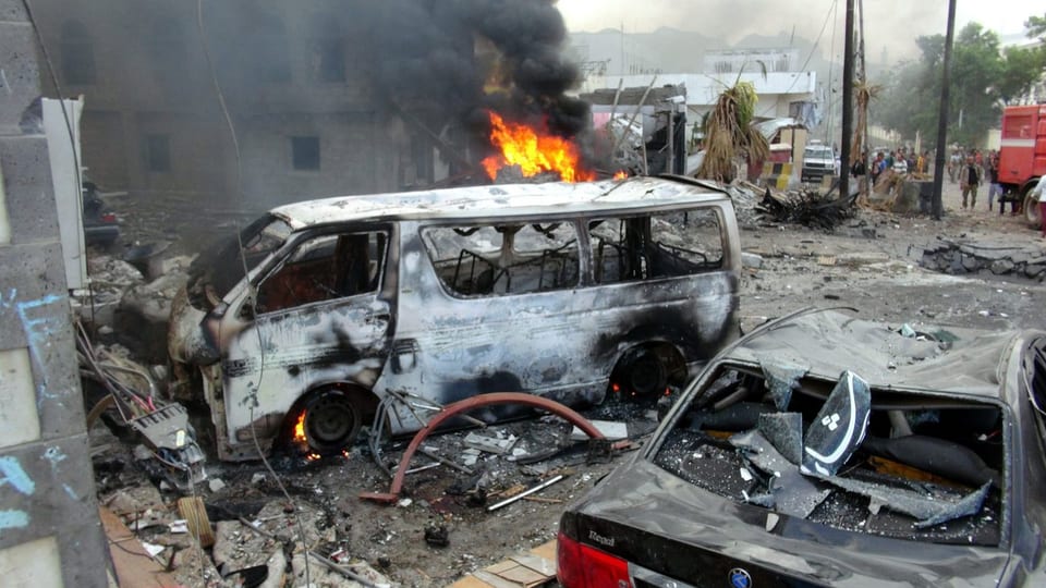 Bild ausgebrannter Fahrzeuge nach dem Anschlag. 
