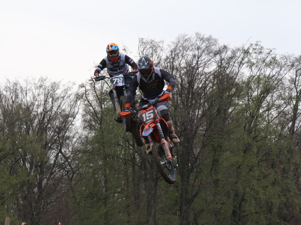 Motocrossfahrer in der Luft