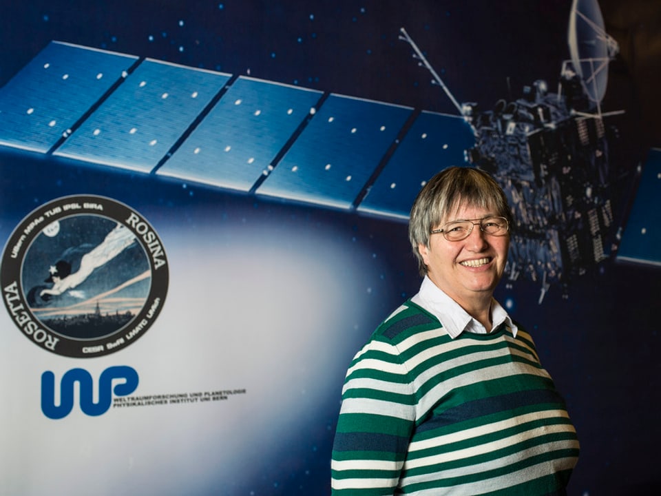 Berner Astrophysikerin Kathrin Altwegg vor einem Rosetta-Plakat