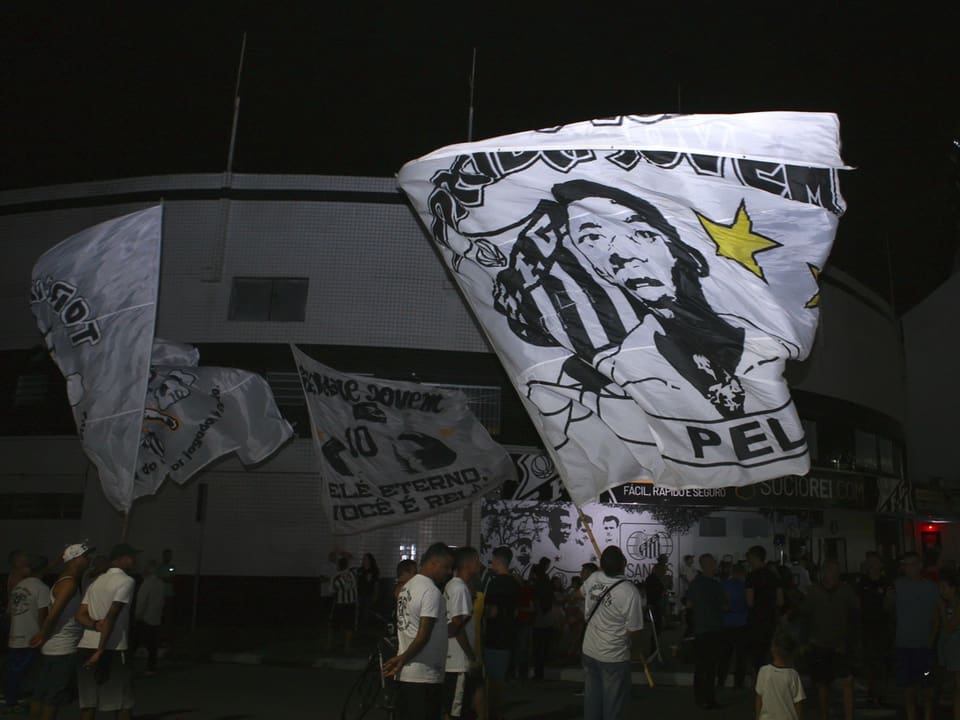 Santos-Fans mit einer Pele-Flagge.