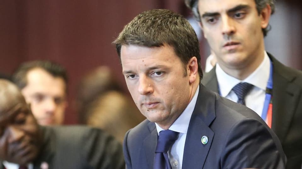 Renzi schaut nachdenklich, um ihn herum verschiedene andere Politiker.