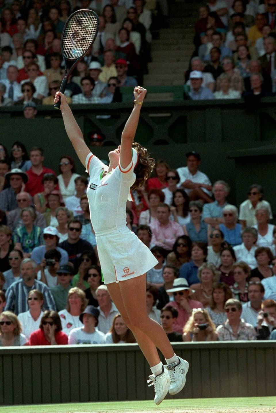 Martina Hingis triumphiert zum ersten (und einzigen) Mal in Wimbledon.
