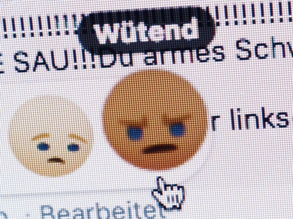 Nahaufnahme eines wütenden Emoji auf einem Bildschirm