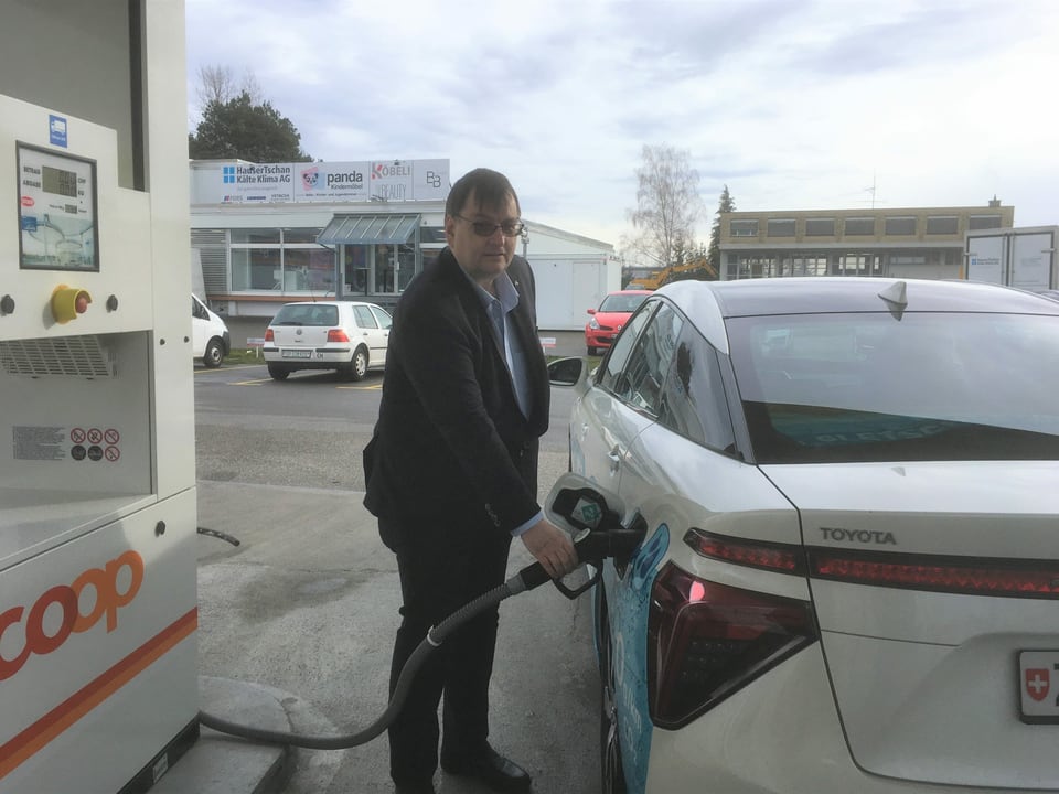 Martin Berchtold (53) aus Buchs (ZH) tankt sein Fahrzeug mit Wasserstoff in Hunzenschwil. 
