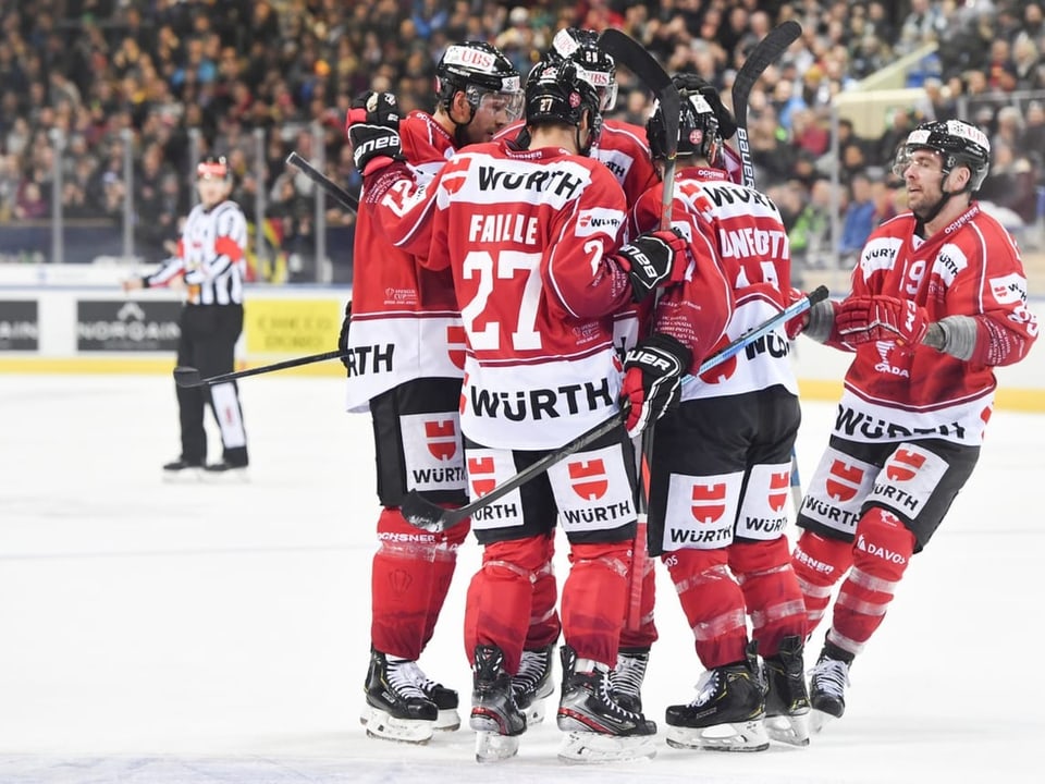 Kanadische Eishockeyspieler jubeln auf dem Eis am Spengler Cup in Davos 2019.