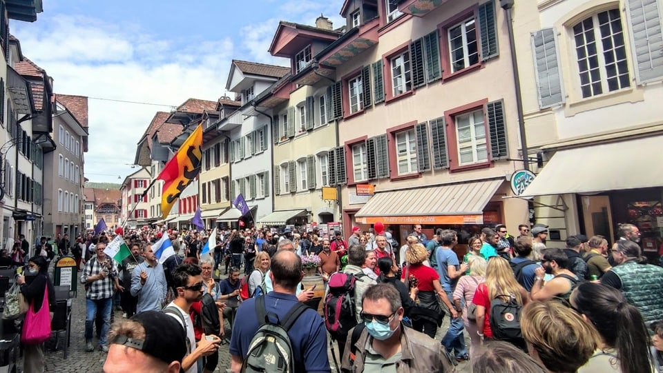 Viele Personen in der Aarauer Altstadt. 
