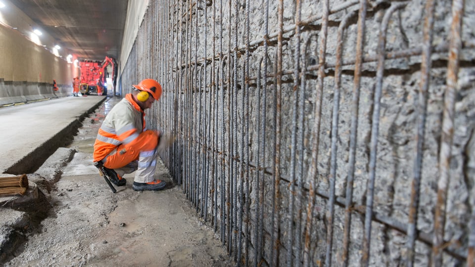 Ein Bauarbeiter im Schänzli-Tunnel. 