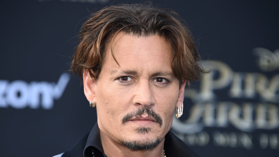 Auf dem Bild ist Schauspieler Johnny Depp bei einer Filmpremiere zu sehen.