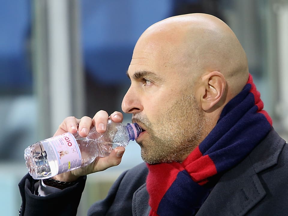 Tommaso Giulini trinkt aus einer PET-Flasche