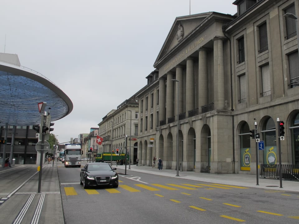 Bahnhofsstrasse in Aarau mit dem Postgebäude und der Wolke.