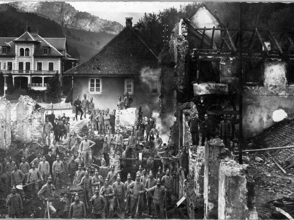 Schwarz-weiss-Foto Soldaten vor Brandruine
