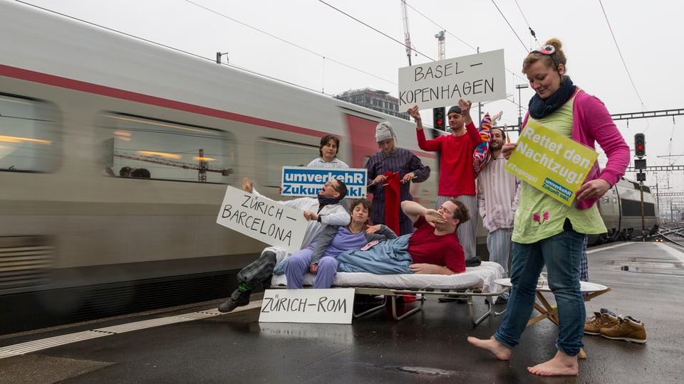 Aktivisten demonstrieren in Pyjamas am Zürcher Hauptbahnhof für die Erhaltung der Nachtzüge.