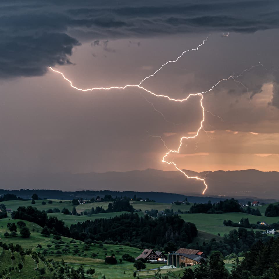 Zug Gewitter 16.6.22, SRFMeteobild, Instagram christof_theiler
