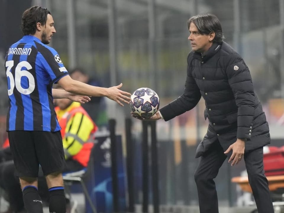 Inzaghi gibt den Ball an seinen Spieler.