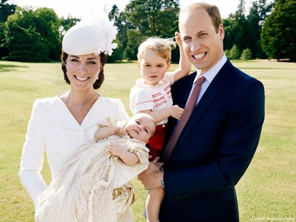 Kate und William posieren mit ihren Kindern Charlotte und George im Garten des Sandringham House.