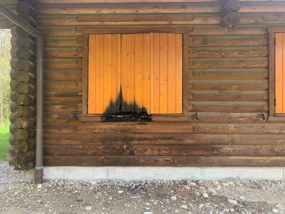 Haus mit Brandspuren
