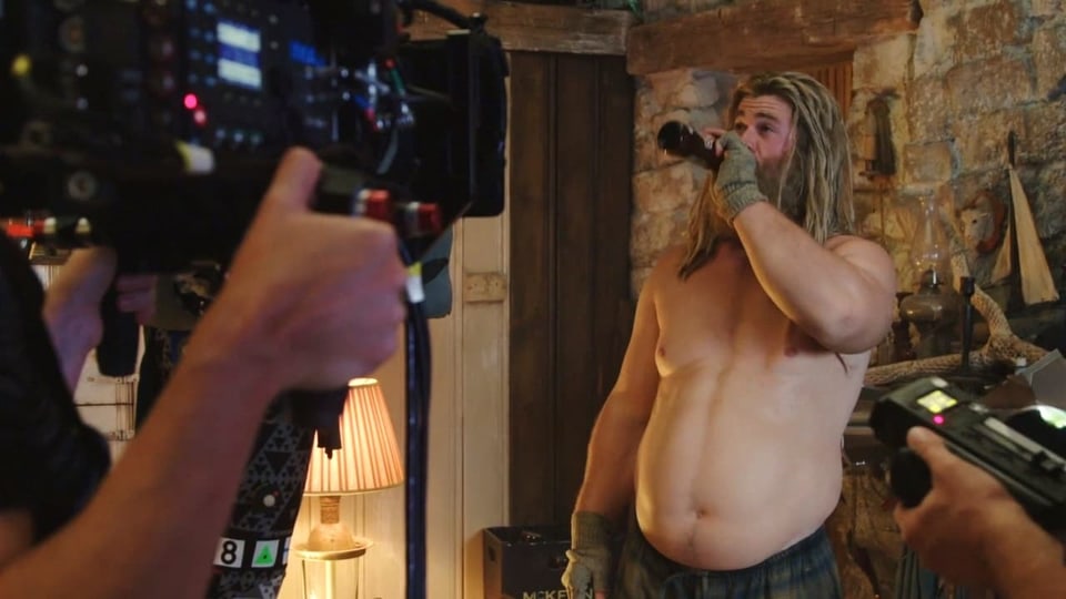 Kamera richtet sich auf biertrinkenden Mann im Fatsuit