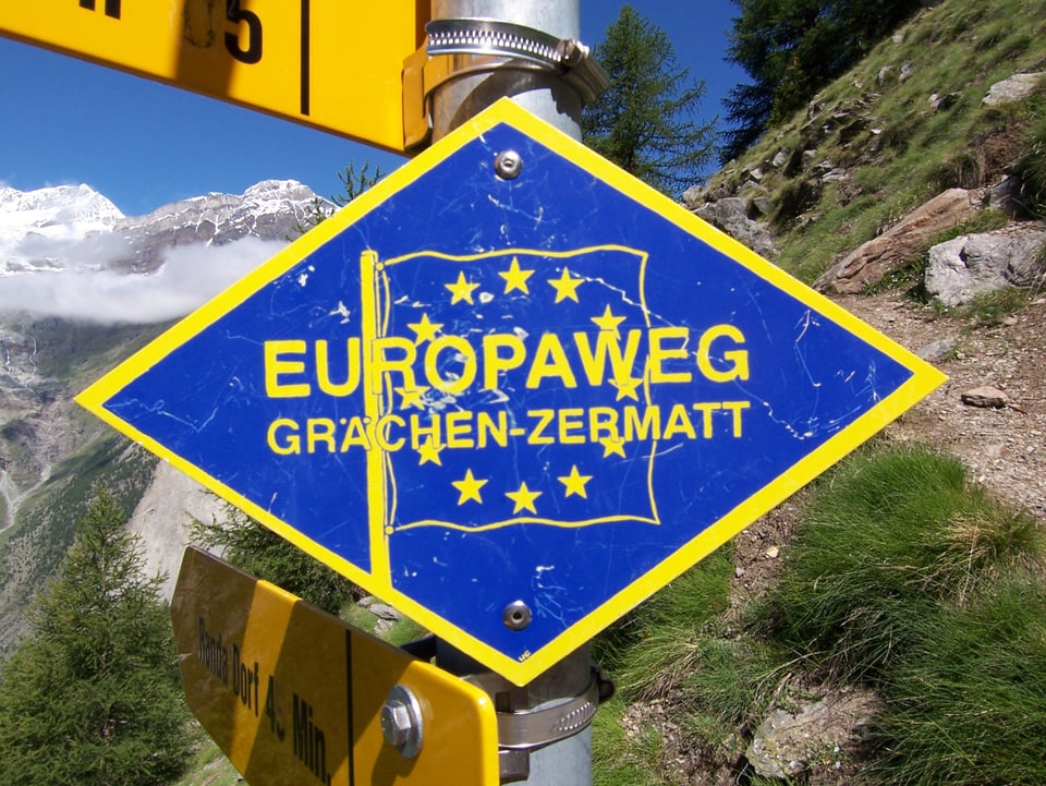 Ein blaues Wanderweg Schild, auf dem Europaweg steht.