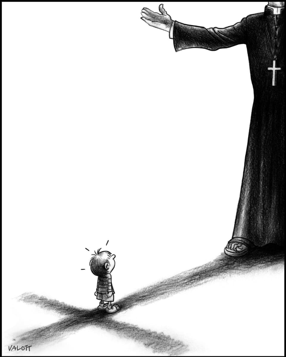 Ein grosser Priester wirft einen Schatten in Form eines Kreuzes, auf dem ein Junge steht und zum Priester hochblickt.