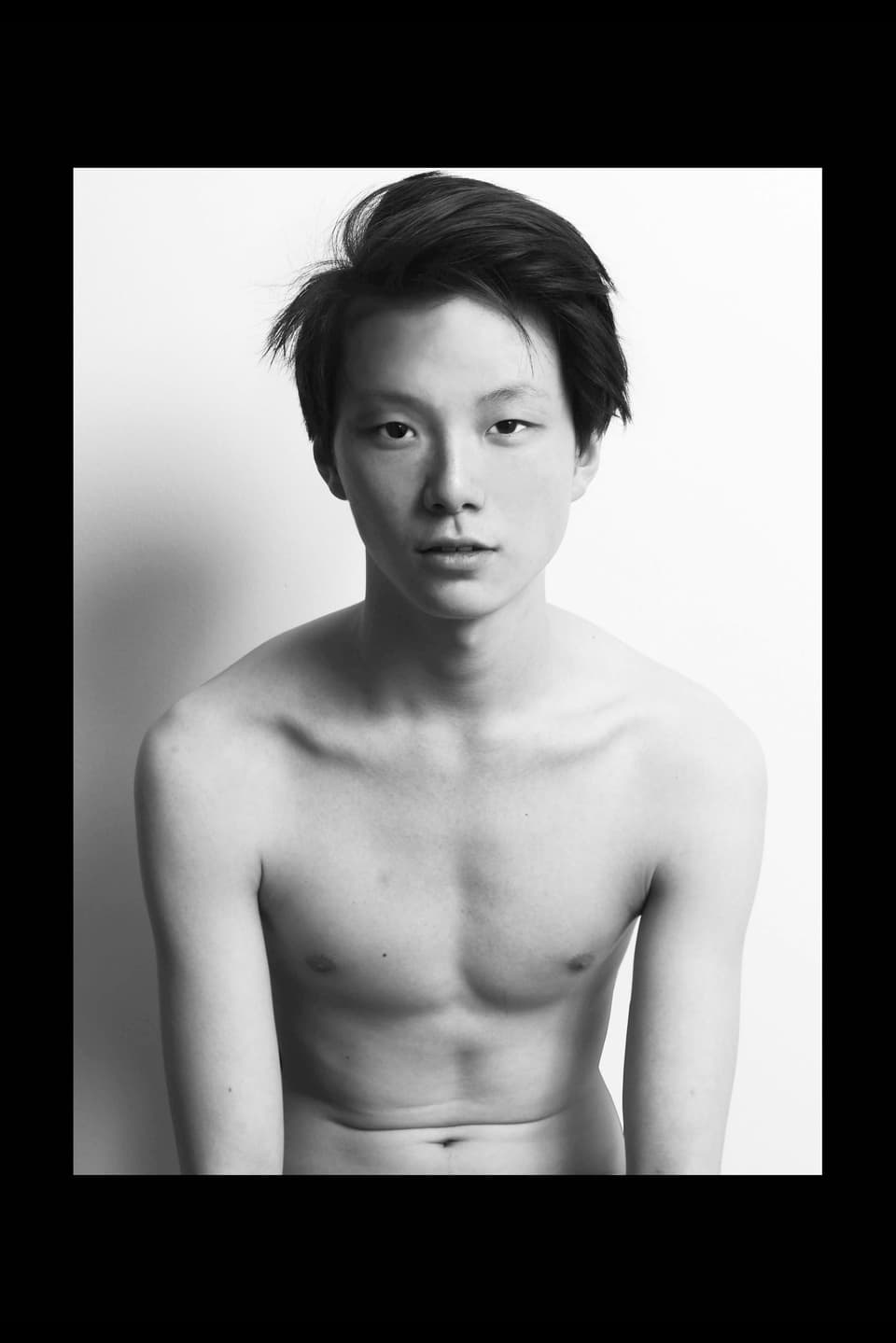 Ein asiatischer Junge mit nacktem Oberkörper.
