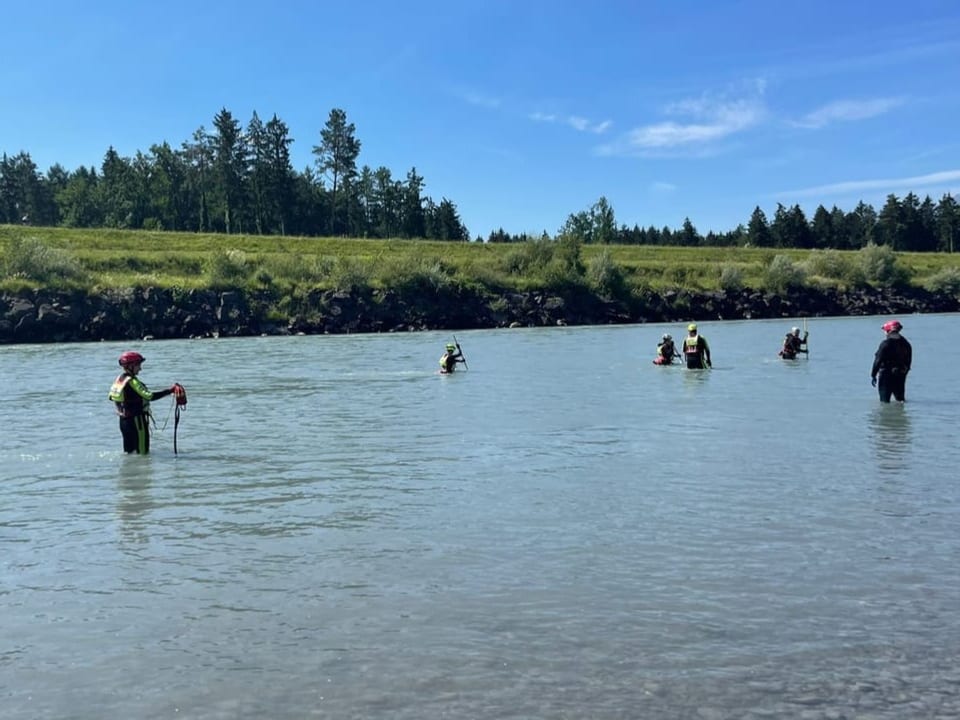 Rettungsschwimmer machen Übungen im Fluss